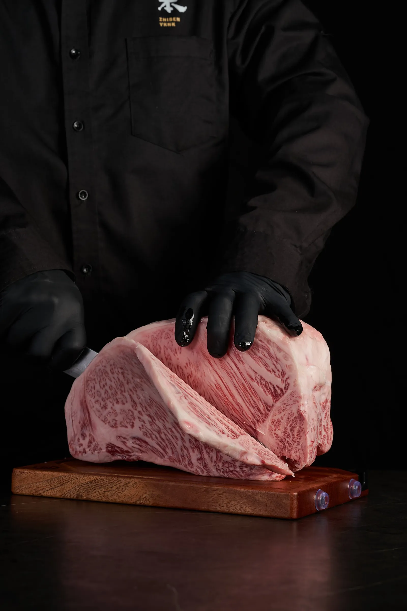 備料或桌邊服務手部特寫